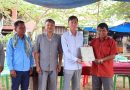 វិញ្ញាបនបត្រសម្គាល់ម្ចាស់អចលនវត្ថុ ដែលនៅសេសសល់ សរុបចំនួន ៥៤ បណ្ណ ត្រូវ​បានប្រគលជូនបងប្អូនប្រជាពលរដ្ឋស្ថិតនៅភូមិឡៅរមៀត ឃុំក្រង់តេះ ស្រុកពេជ្រាដា ខេត្តមណ្ឌលគិរី