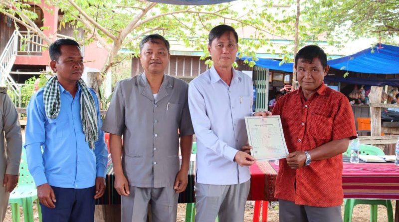 វិញ្ញាបនបត្រសម្គាល់ម្ចាស់អចលនវត្ថុ ដែលនៅសេសសល់ សរុបចំនួន ៥៤ បណ្ណ ត្រូវ​បានប្រគលជូនបងប្អូនប្រជាពលរដ្ឋស្ថិតនៅភូមិឡៅរមៀត ឃុំក្រង់តេះ ស្រុកពេជ្រាដា ខេត្តមណ្ឌលគិរី