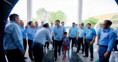 អបអរសាទរក្រុម មីហឹរសេអ៊ូលយុំាងហ្គាន់ ដែលបានឈ្នះជើងឯកបាល់ទាត់ក្នុងសាលរាជធានីភ្នំពេញ Phnom Penh Futsal Championship