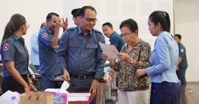 បងប្អូនប្រជាពលរដ្ឋ ដែលជាអតិថិជនរបស់បុរី និងគម្រោងអភិវឌ្ឍន៍អចលនវត្ថុ បានមកទទួលវិញ្ញាបនបត្រសម្គាល់ម្ចាស់អចលនវត្ថុចំនួន ៧៤៥ បណ្ណ រួមមាន៖