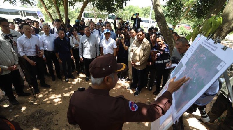 23 Heads of #Diplomatic Missions and International Oganizations inspected the affected zone in Banteay Ampil district, where homes, schools, and Buddhist pagodas were reportedly struck by Thai army and air force attacks, including airstrikes carried out by F-16 fighter jets using #MK-84 bombs. #Cambodia #Thai