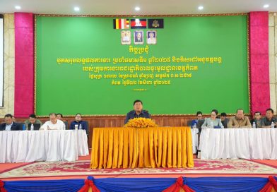 ខេត្តកំពត បាននិងកំពុងតែអនុវត្តយ៉ាងខ្ជាប់ខ្ជួននូវការវិនិយោគសាធារណៈនៅលើទឹក ភ្លើង ផ្លូវ។ ក្នុងការអនុវត្តដ៏ត្រឹមត្រូវ និងជោគជ័យនេះគឺខេត្តបានយកយន្តការតាមរយៈមូលនិធិឃុំជាពិសេស ជាគោលក្នុងការអនុវត្ត ដើម្បីសម្រេចបានទៅតាមគោលដៅយុទ្ធសាស្ត្របញ្ចកោណដំណាក់កាលទី១