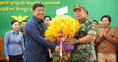 ថ្នាក់ដឹកនាំក្រសួងរៀបចំដែនដី នគរូបនីយកម្មនិងសំណង់ ជួបសំណេះសំណាលសាកសួរសុខទុក្ខនាយទាហាន នាយទាហានរង និងពលទាហាននៃបញ្ជាការដ្ឋានយោធភូមិភាគទី ៣ និង បញ្ជាការដ្ឋានកងទ័ពជើងគោក ក្នុងឱកាសពិធីបុណ្យភ្ជុំបិណ្ឌប្រពៃណីជាតិ
