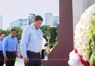នាព្រឹកថ្ងៃទី ១៥ ខែតុលា ឆ្នាំ២០២៥ ឯកឧត្តម សាយ សំអាល់ អនុប្រធានសហភាពសហព័ន្ធយុវជនកម្ពុជា និងជាតំណាង ឯកឧត្តមហ៊ុន ម៉ានី ប្រធានសហភាពសហព័ន្ធយុវជនកម្ពុជា បានអញ្ជើញទៅគោរពព្រះវិញ្ញាណក្ខន្ធ និងថ្វាយ កម្រងផ្កានៅស្ថូបព្រះបរមរូប នាឱកាស ខួបលើកទី១៣ នៃព្រះរាជ ពិធីគោរពព្រះវិញ្ញាណក្ខ័ន្ធ ព្រះករុណា ព្រះបាទសម្តេចព្រះ នរោត្តម សីហនុ ព្រះមហាវីរក្សត្រ ព្រះវររាជបិតា ឯករាជ្យ បូរណភាពទឹកដី និងឯកភាពជាតិខ្មែរ «ព្រះបរមរតនកោដ្ឋ»។ ទូលបង្គំយើងខ្ញុំជាកូនចៅ ចៅទួត ចៅលួត នៅតែចងចាំជានិច្ចរាល់ ស្នាព្រះហស្ថ ព្រះរាជបូជនីយកិច្ច និងគុណូបក្ការៈដ៏ធំធេង ខ្ពង់ខ្ពស់បំផុត នៃអង្គសម្តេចឪ សម្តេចតា សម្តេចតាទួត ដែល ទ្រង់បានលះបង់ព្រះកាយពល ព្រះបញ្ញាញាណ ដើម្បីឯករាជ្យជាតិ អធិបតេយ្យ និងបូរណភាពដែនដី។ #កអក​ #សសយករាជធានីភ្នំពេញ #សសយក