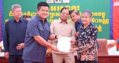 វិញ្ញាបនបត្រសម្គាល់ម្ចាស់អចលនវត្ថុចំនួន ៣,០៩០ បណ្ណ ត្រូវបានប្រគល់ជូនប្រជាពលរដ្ឋក្នុងភូមិអំពិលទឹក និងភូមិកំពង់ពោធិ៍ ឃុំកំពង់ភ្នំ ស្រុកលើកដែក ខេត្តកណ្ដាល វិញ្ញាបនបត្រសម្គាល់ម្ចាស់អចលនវត្ថុចំនួន ៣,០៩០ បណ្ណ ត្រូវបានប្រគល់ជូនប្រជាពលរដ្ឋក្នុងភូមិអំពិលទឹក និងភូមិកំពង់ពោធិ៍ ឃុំកំពង់ភ្នំ ស្រុកលើកដែក ខេត្តកណ្ដាល
