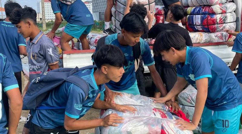 ឆ្លៀតពេលក្រោយបញ្ចប់ពីការហ្វឹកហាត់ ក្រុមយុវជនរបស់ក្លិបបាល់ទាត់បឹងកេត បានទៅចូលរួមជាមួយបងប្អូនប្រជាពលរដ្ឋកម្ពុជាក្នុងស្មារតី ខ្មែររួបរួមគ្នា ជួយរៀបចំស្បៀង អាហារ និងសម្ភារៈប្រើប្រាស់ផ្សេងៗ ដើម្បីជួយដល់វីរកងទ័ពជួរមុខ និងបងប្អូនជនភៀសសឹក ឆ្លៀតពេលក្រោយបញ្ចប់ពីការហ្វឹកហាត់ ក្រុមយុវជនរបស់ក្លិបបាល់ទាត់បឹងកេត បានទៅចូលរួមជាមួយបងប្អូនប្រជាពលរដ្ឋកម្ពុជាក្នុងស្មារតី ខ្មែររួបរួមគ្នា ជួយរៀបចំស្បៀង អាហារ និងសម្ភារៈប្រើប្រាស់ផ្សេងៗ ដើម្បីជួយដល់វីរកងទ័ពជួរមុខ និងបងប្អូនជនភៀសសឹក