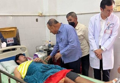 សម្តេចភក្តី សាយ ឈុំ អនុប្រធានគណបក្សប្រជាជនកម្ពុជា បានអញ្ជើញចុះសាកសួរសុខទុក្ខវីរកងទ័ពសមរភូមិមុខ មកពីទិសព្រះវិហារ និងឧត្តរមានជ័យ ចំនួន៤រូប ដែលរងរបួសដោយការវាយប្រហាររបស់កងទ័ពថៃឈ្លានពាន ដែលកំពុងសម្រាកព្យាបាលនៅមន្ទីរពេទ្យមិត្តភាពខ្មែរ-សូវៀត សម្តេចភក្តី សាយ ឈុំ អនុប្រធានគណបក្សប្រជាជនកម្ពុជា បានអញ្ជើញចុះសាកសួរសុខទុក្ខវីរកងទ័ពសមរភូមិមុខ មកពីទិសព្រះវិហារ និងឧត្តរមានជ័យ ចំនួន៤រូប ដែលរងរបួសដោយការវាយប្រហាររបស់កងទ័ពថៃឈ្លានពាន ដែលកំពុងសម្រាកព្យាបាលនៅមន្ទីរពេទ្យមិត្តភាពខ្មែរ-សូវៀត