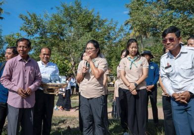 «យើងរួមគ្នាដើម្បីជាតិ» ក្រុមការងាររាជរដ្ឋាភិបាលចុះមូលដ្ឋានខេត្តកំពត និងសមាគមកាយឫទ្ធិនារីសាខាខេត្តកំពត បានជំរុញចលនាដាំដុះបន្លែបង្ការ ដូង ឫស្សី និងការចិញ្ចឹមសត្វតាមរយៈការប្រើប្រាស់ធនធានដីឱ្យអស់សក្តានុពល និងកែប្រែដីទំនេរនៅជុំវិញ ផ្ទះសាលារៀន ភូមិឋាន សហគមន៍ និងទីអារាម