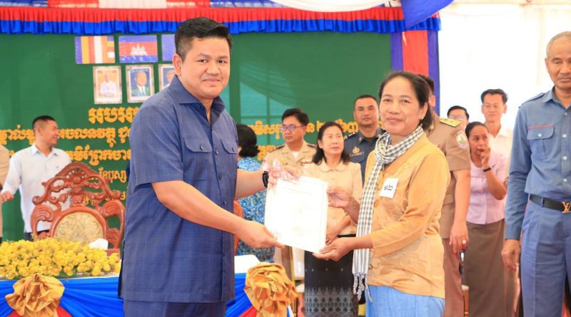 ប្រជាពលរដ្ឋឃុំសំបួរ ស្រុកល្វាឯម ទទួលបានបណ្ណកម្មសិទ្ធិដីធ្លីចំនួន ២,៧៦៣បណ្ណ