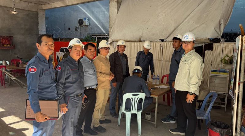 ក្រុមការងារក្រសួងរៀបចំដែនដី នគរូបនីយកម្ម និងសំណង់ ចុះត្រួតពិនិត្យបច្ចេកទេស និងសុវត្ថិភាពអគារមួយកន្លែងក្នុងក្រុងព្រះសីហនុ