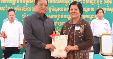 វិញ្ញាបនបត្រសម្គាល់ម្ចាស់អចលនវត្ថុ ចំនួន ៤,២៩១ប័ណ្ណ ត្រូវបានប្រគលជូនប្រជាពលរដ្ឋក្នុង ៦ភូមិ រួមមាន ភូមិព្រែកតាបែន ឈើទាល ស្លា ស្វាយរមៀត កណ្ដាល និងស្វាយដំណាក់ ឃុំស្វាយរមៀត ស្រុកខ្សាច់កណ្ដាល ខេត្តកណ្ដាល វិញ្ញាបនបត្រសម្គាល់ម្ចាស់អចលនវត្ថុ ចំនួន ៤,២៩១ប័ណ្ណ ត្រូវបានប្រគលជូនប្រជាពលរដ្ឋក្នុង ៦ភូមិ រួមមាន ភូមិព្រែកតាបែន ឈើទាល ស្លា ស្វាយរមៀត កណ្ដាល និងស្វាយដំណាក់ ឃុំស្វាយរមៀត ស្រុកខ្សាច់កណ្ដាល ខេត្តកណ្ដាល