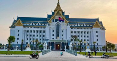 ក្រសួងរៀបចំដែនដី នគរូបនីយកម្ម និងសំណង់ សូមជម្រាបជូន សាធារណជន មេត្តាជ្រាបថា ក្រោយពីទទួលបានព័ត៌មានពីភាពមិនប្រក្រតី នៃការចេញបណ្ណកម្មសិទ្ធិទុតិយតាលើ វិញ្ញាបនបត្រសម្គាល់ម្ចាស់អចលនវត្ថុលេខ ០៤០៨០៤១០-០៨៨០ មក នៅថ្ងៃទី៦ ខែមករា ឆ្នាំ២០២៦ ក្រុមការងារក្រសួង និងរដ្ឋបាលខេត្តកំពង់ឆ្នាំង បានដំណើរការ ពិនិត្យដោះស្រាយបញ្ហានេះ ដោយបានអញ្ជើញភាគីពាក់ព័ន្ធមកបំភ្លឺ