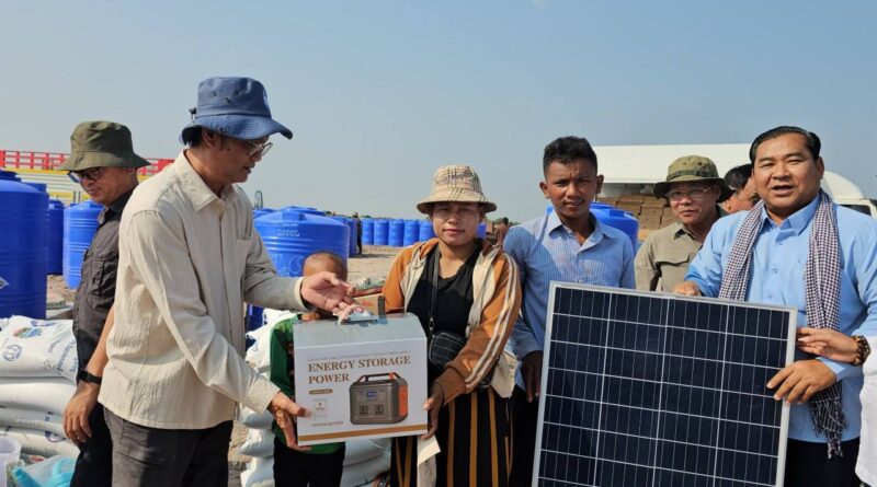 សម្បទានិកចំនួន ៣៣២គ្រួសារ ដែលគ្រោងនឹងចូលតាំងទីលំនៅថ្មី នៅលើទីតាំងដីសម្បទានសង្គមកិច្ចស្ថិតក្នុងឃុំគោល ស្រុកប្រាសាទសំបូរ និងឃុំទំរីង ស្រុកសណ្ដាន់ ខេត្តកំពង់ធំទទួលបានសម្ភារគាំទ្រការតាំងទីលំនៅថ្មី សម្បទានិកចំនួន ៣៣២គ្រួសារ ដែលគ្រោងនឹងចូលតាំងទីលំនៅថ្មី នៅលើទីតាំងដីសម្បទានសង្គមកិច្ចស្ថិតក្នុងឃុំគោល ស្រុកប្រាសាទសំបូរ និងឃុំទំរីង ស្រុកសណ្ដាន់ ខេត្តកំពង់ធំទទួលបានសម្ភារគាំទ្រការតាំងទីលំនៅថ្មី