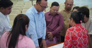 ក្រុមការងារក្រសួងរៀបចំដែនដី នគរូបនីយកម្ម​ និងសំណង់ បានជួបជាមួយពុកម៉ែ បងប្អូន ដែលជាអតិថិជនបុរីឡេង ណាវ៉ាត្រា គម្រោងផ្លូវ៥១ និងគម្រោង កូនចាស្ម៊ីន ខេត្តកំពង់ស្ពឺ ដើម្បីសម្របសម្រួលក្នុងការដោះដូរទីតាំង និងការបំពេញពាក្យស្នើសុំដើម្បីធ្វើបណ្ណកម្មសិទ្ធិ