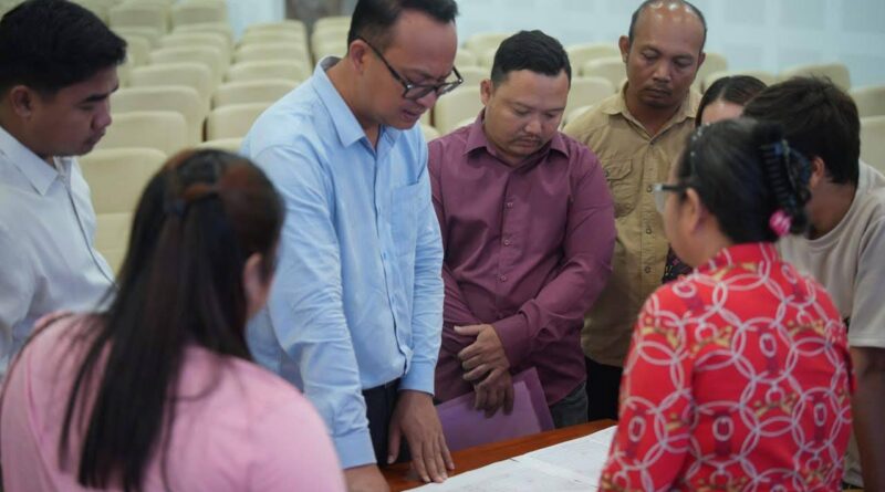 ក្រុមការងារក្រសួងរៀបចំដែនដី នគរូបនីយកម្ម​ និងសំណង់ បានជួបជាមួយពុកម៉ែ បងប្អូន ដែលជាអតិថិជនបុរីឡេង ណាវ៉ាត្រា គម្រោងផ្លូវ៥១ និងគម្រោង កូនចាស្ម៊ីន ខេត្តកំពង់ស្ពឺ ដើម្បីសម្របសម្រួលក្នុងការដោះដូរទីតាំង និងការបំពេញពាក្យស្នើសុំដើម្បីធ្វើបណ្ណកម្មសិទ្ធិ