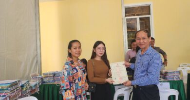 អតិថិជនដែលបានទិញផ្ទះនិងដីឡត៍ របស់គម្រោង ឡេង ណាវ៉ាត្រា ជ្រែ១០០ និងគម្រោងផ្លូវជាតិលេខ ៦អា ដែលមានទីតាំងស្ថិតនៅ ភូមិជ្រែមួយរយ និងភូមិអន្លង់ស្លែង ឃុំសំបួរមាស ស្រុកមុខកំពូល ខេត្តកណ្តាល បានមកទទួលវិញ្ញាបនបត្រសម្គាល់ម្ចាស់អចលនវត្ថុ ដំណាក់កាលទី៤ អតិថិជនដែលបានទិញផ្ទះនិងដីឡត៍ របស់គម្រោង ឡេង ណាវ៉ាត្រា ជ្រែ១០០ និងគម្រោងផ្លូវជាតិលេខ ៦អា ដែលមានទីតាំងស្ថិតនៅ ភូមិជ្រែមួយរយ និងភូមិអន្លង់ស្លែង ឃុំសំបួរមាស ស្រុកមុខកំពូល ខេត្តកណ្តាល បានមកទទួលវិញ្ញាបនបត្រសម្គាល់ម្ចាស់អចលនវត្ថុ ដំណាក់កាលទី៤