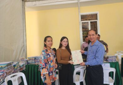 អតិថិជនដែលបានទិញផ្ទះនិងដីឡត៍ របស់គម្រោង ឡេង ណាវ៉ាត្រា ជ្រែ១០០ និងគម្រោងផ្លូវជាតិលេខ ៦អា ដែលមានទីតាំងស្ថិតនៅ ភូមិជ្រែមួយរយ និងភូមិអន្លង់ស្លែង ឃុំសំបួរមាស ស្រុកមុខកំពូល ខេត្តកណ្តាល បានមកទទួលវិញ្ញាបនបត្រសម្គាល់ម្ចាស់អចលនវត្ថុ ដំណាក់កាលទី៤ អតិថិជនដែលបានទិញផ្ទះនិងដីឡត៍ របស់គម្រោង ឡេង ណាវ៉ាត្រា ជ្រែ១០០ និងគម្រោងផ្លូវជាតិលេខ ៦អា ដែលមានទីតាំងស្ថិតនៅ ភូមិជ្រែមួយរយ និងភូមិអន្លង់ស្លែង ឃុំសំបួរមាស ស្រុកមុខកំពូល ខេត្តកណ្តាល បានមកទទួលវិញ្ញាបនបត្រសម្គាល់ម្ចាស់អចលនវត្ថុ ដំណាក់កាលទី៤