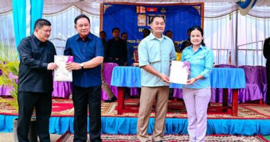 វិញ្ញាបនបត្រសម្គាល់ម្ចាស់អចលនវត្ថុចំនួន ៧០០ បណ្ណ ត្រូវបានប្រគល់ជូនប្រជាពលរដ្ឋដែលមានក្បាលដីស្ថិតក្នុង ៩ ភូមិ នៃឃុំយាយម៉ៅពេជ្រនិល ស្រុកភ្នំស្រួច ខេត្តកំពង់ស្ពឺ