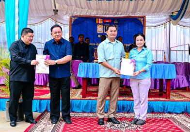 វិញ្ញាបនបត្រសម្គាល់ម្ចាស់អចលនវត្ថុចំនួន ៧០០ បណ្ណ ត្រូវបានប្រគល់ជូនប្រជាពលរដ្ឋដែលមានក្បាលដីស្ថិតក្នុង ៩ ភូមិ នៃឃុំយាយម៉ៅពេជ្រនិល ស្រុកភ្នំស្រួច ខេត្តកំពង់ស្ពឺ