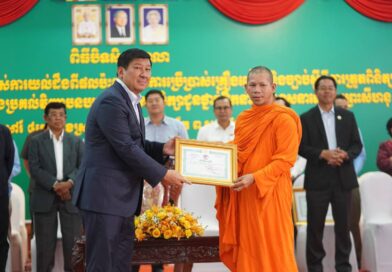 ក្នុងឱកាសពិធីបិទសិក្ខាសាលាផ្សព្វផ្សាយអប់រំស្តីពី «ការលើកកម្ពស់ការយល់ដឹងពីផលប៉ះពាល់នៃការប្រើប្រាស់គ្រឿងញៀន និងច្បាប់ស្តីពីការត្រួតពិនិត្យគ្រឿងញៀនក្នុងវិស័យសាសនា និងប្រគល់វិញ្ញាបនបត្របញ្ជាក់ការសិក្សាជូនថ្នាក់ដឹកនាំអន្តរសាសនានៅខេត្តព្រះសីហនុ»