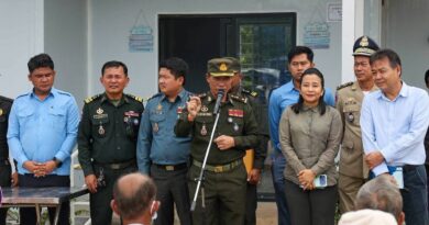 ក្រុមការងាររាជរដ្ឋាភិបាលចុះជួយខេត្តព្រះសីហនុ​ បានរៀបចំពិធីចាប់ឆ្នោតប្រគល់លេខឡូតិ៍ផ្ទះ​ ដែលជាអំណោយដ៏ថ្លៃថ្លារបស់សម្តេចតេជោ ហ៊ុន សែន សម្តេចកិត្តិព្រឹទ្ធបណ្ឌិត ព្រមទាំងសម្តេចធិបតី និងលោកជំទាវបណ្ឌិត ពេជ ចន្ទមុនី​ ជូនដល់អតីតយុទ្ធជន និងនិវត្តជន​ ចំនួន​ ៣១​ ខ្នងផ្ទះ​ ដែលមានទីតាំងភូមិសាស្ត្រក្នុងដីសម្បទានសង្គមកិច្ច​ ស្ថិតនៅភូមិ១ ឃុំទំនប់រលក ស្រុកស្ទឹងហាវ ខេត្តព្រះសីហនុ