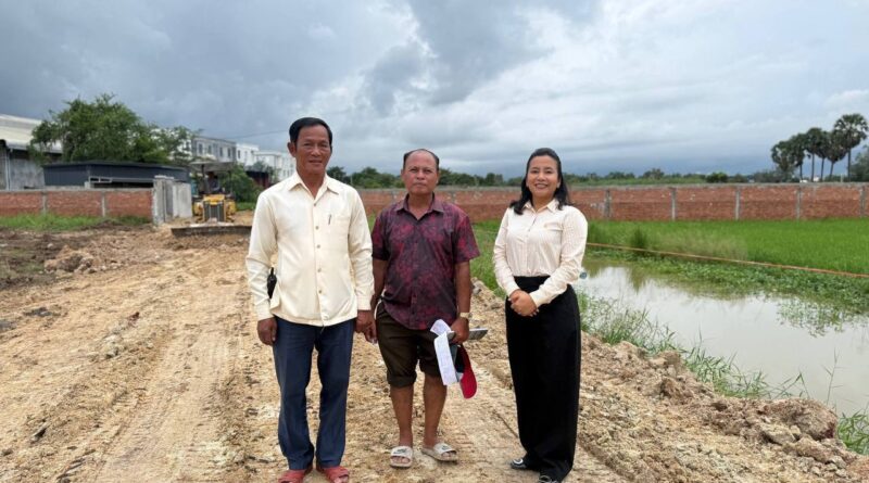 ក្រុមការងារក្រសួងរៀបចំដែនដី នគរូបនីយកម្ម និងសំណង់ បានសម្របសម្រួលជាមួយប្រជាពលរដ្ឋ គ្រប់ភាគីបានមូលមតិគ្នាបញ្ចប់បញ្ហា ដោយទទួលយកផ្លែផ្កានៃការអភិវឌ្ឍសហគមន៍ ស្ថិតនៅភូមិស្រីស្នំ សង្កាត់ព្រែកកំពឹស ខណ្ឌដង្កោ រាជធានីភ្នំពេញ