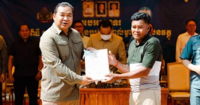 វិញ្ញាបនបត្រសម្គាល់ម្ចាស់អចលនវត្ថុចំនួន ៨,៩៦៦ បណ្ណ ត្រូវបានចែកជូនប្រជាពលរដ្ឋនៅ ០៨ភូមិ ស្រុកស្ទោង​  ខេត្តកំពង់ធំ