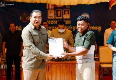 វិញ្ញាបនបត្រសម្គាល់ម្ចាស់អចលនវត្ថុចំនួន ៨,៩៦៦ បណ្ណ ត្រូវបានចែកជូនប្រជាពលរដ្ឋនៅ ០៨ភូមិ ស្រុកស្ទោង​  ខេត្តកំពង់ធំ